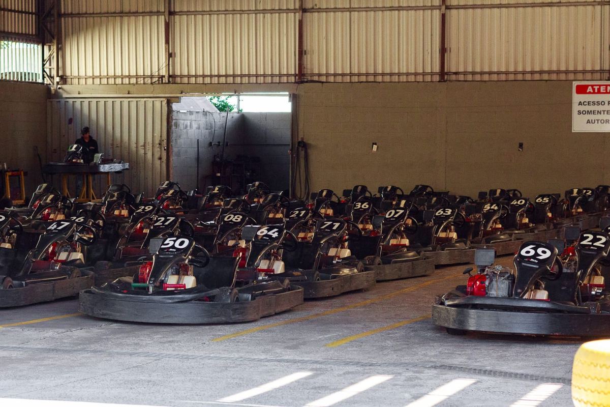 A frota de karts numerados do San Marino, lado a lado no galpão